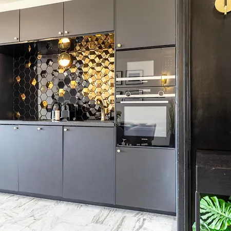 -clr- Charming 3-bedroom In The Heart Of *